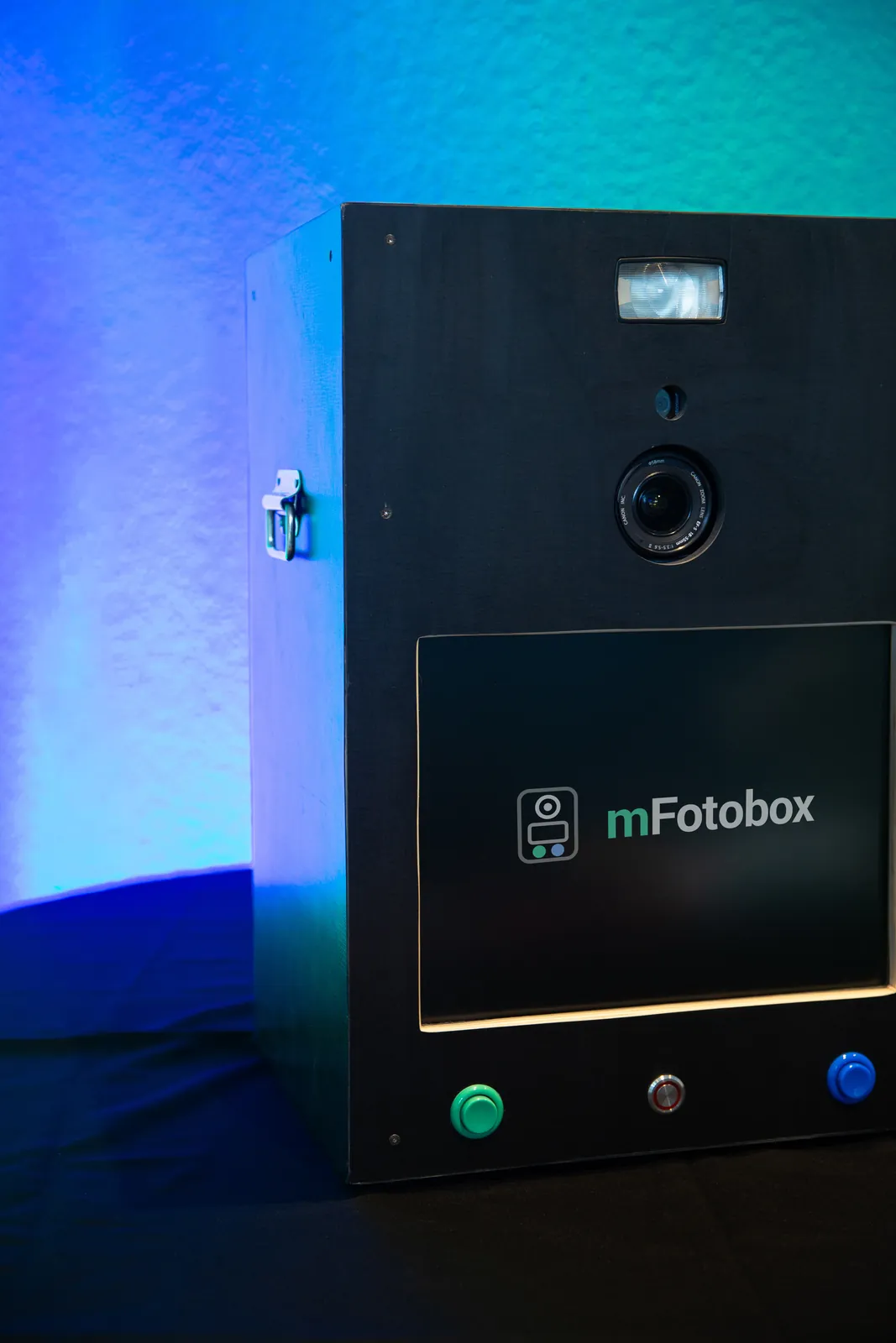 Die mFotobox: schwarzes Holzgehäuse mit Blitz, Kamera, Bildschirm und Tastern